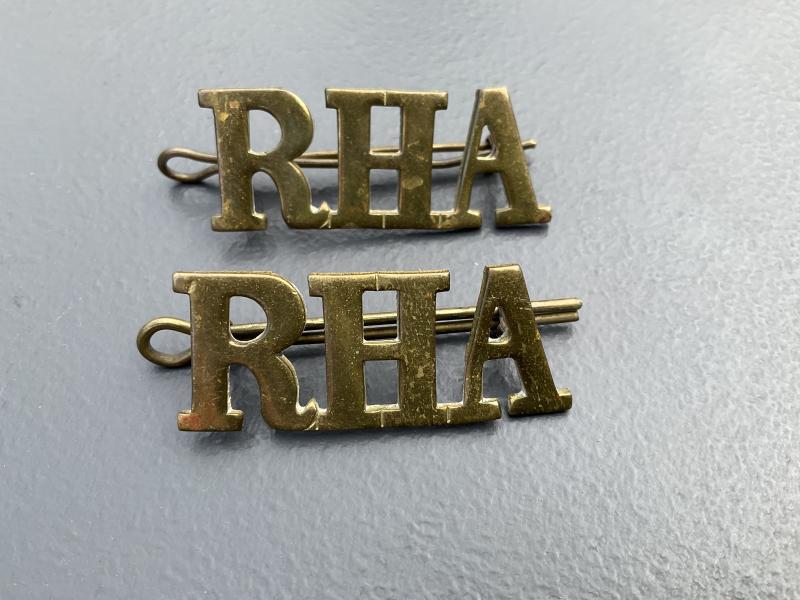 Gradia Militaria -  WW1/2 R.H.A (Royal Horse Artillery) brass shoulder titles.