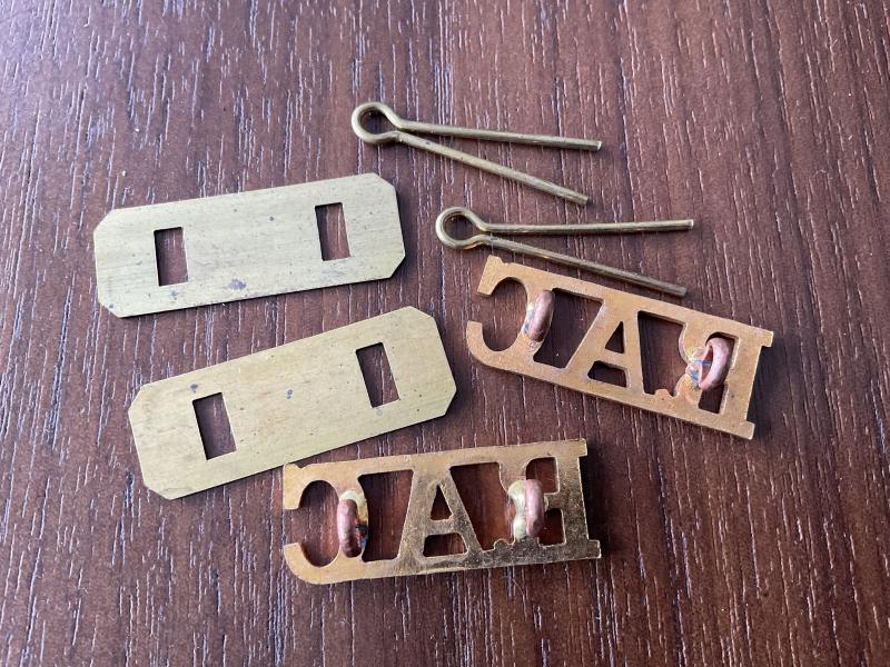 WW2 R.A.C (Royal Armoured Corps) brass shoulder titles