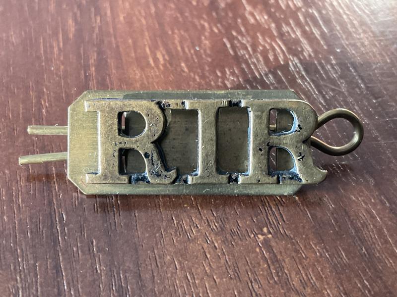 Gradia Militaria -  WW1 Royal Irish Rifles (R.I.R) brass O.Rs shoulder title