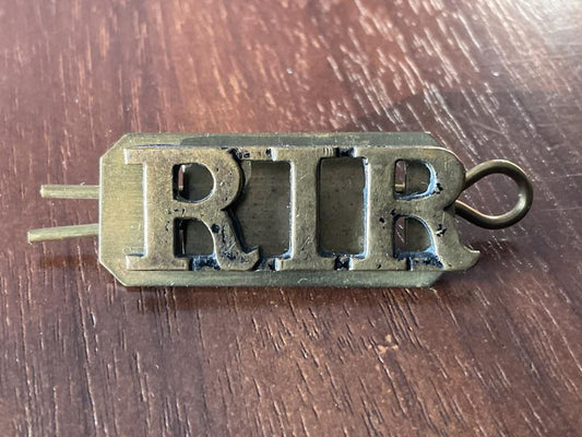 Gradia Militaria -  WW1 Royal Irish Rifles (R.I.R) brass O.Rs shoulder title