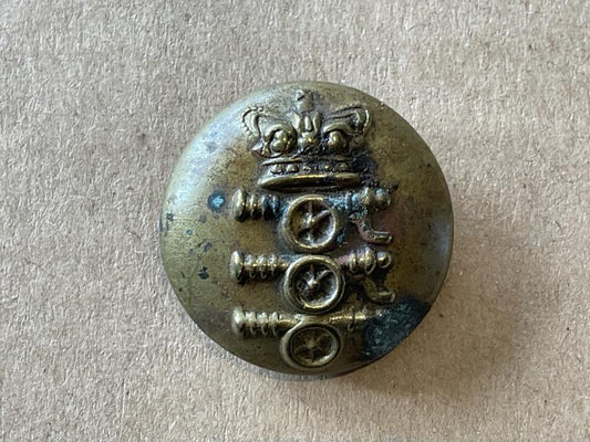Gradia Militaria -  Q.V.C brass ORs Royal Artillery button circa 1855-73.