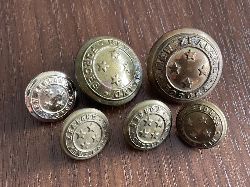 Gradia Militaria -  WW1/2 New Zealand General service buttons, various.