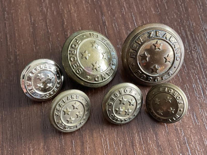 Gradia Militaria -  WW1/2 New Zealand General service buttons, various.