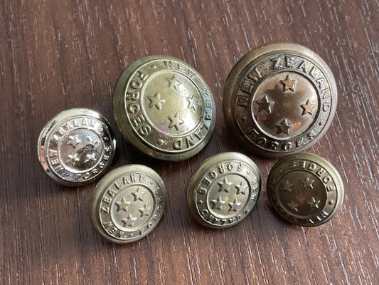 Gradia Militaria -  WW1/2 New Zealand General service buttons, various.