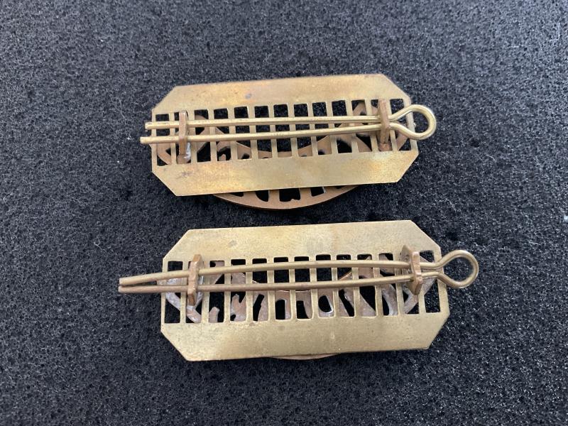 WW1 BORDER regiment brass other ranks shoulder titles.