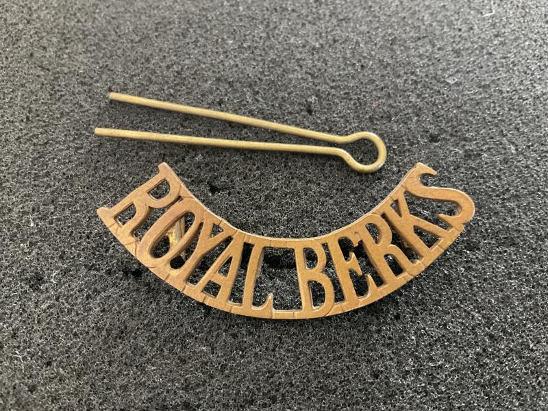 Gradia Militaria -  WW1 ROYAL BERKS brass other ranks shoulder title.