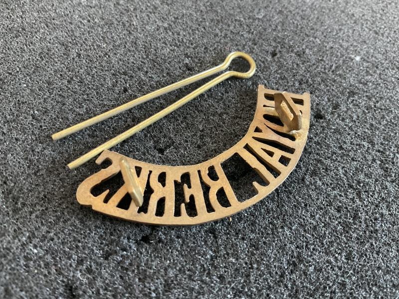 WW1 ROYAL BERKS brass other ranks shoulder title.