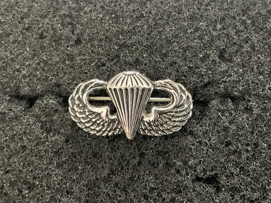 Gradia Militaria -  WW2 U.S Army Parachutist miniature wing.