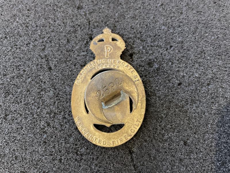 On War Service 1915 brass button hole lapel badge.
