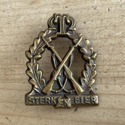 Gradia Militaria -  South African, Regiment Tobin Muller brass cap badge.