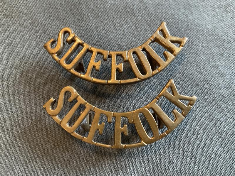 Gradia Militaria -  WW1 SUFFOLK Regiment brass shoulder titles.