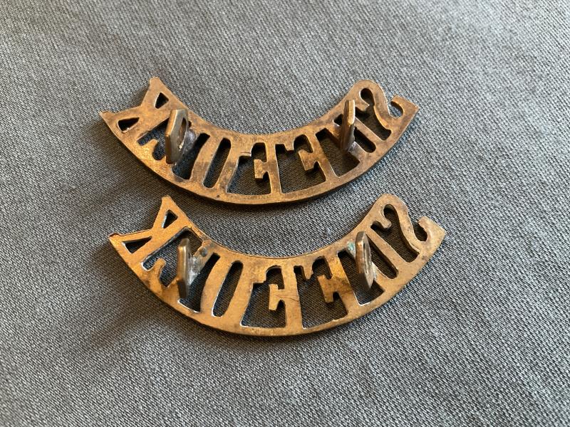 WW1 SUFFOLK Regiment brass shoulder titles.