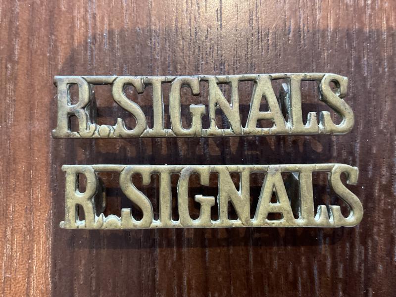 Gradia Militaria -  WW2 R.SIGNALS brass shoulder titles.