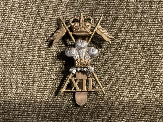 Gradia Militaria -  Q/C 12th Lancers brass & white metal cap badge (1952‚Äö√Ñ√¨60)