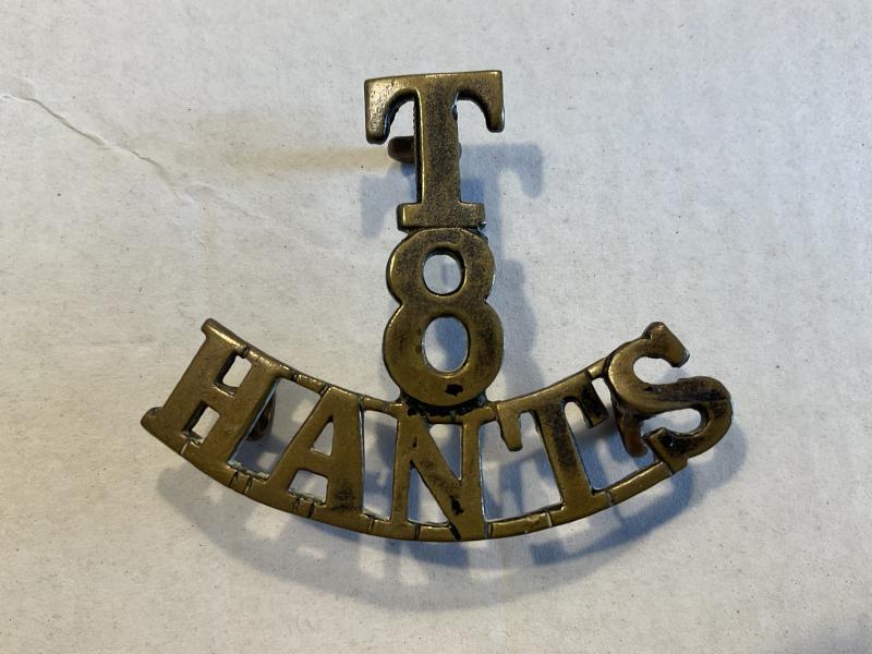 Gradia Militaria -  WW1 T/8 HANTS (Isle of Wight Rifles) brass shoulder titles
