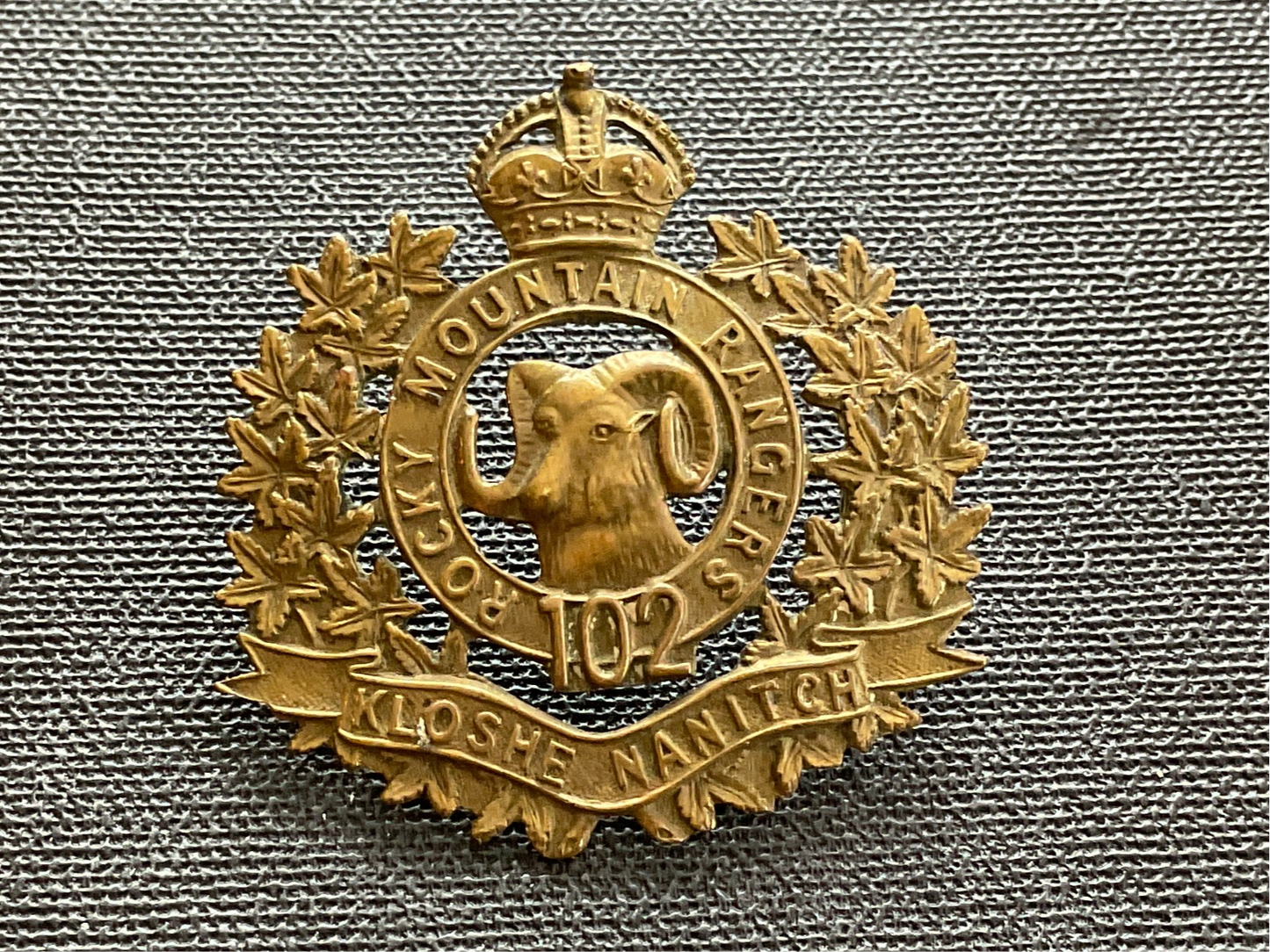 Gradia Militaria -  Canadian 102nd Rocky Mountain Rangers ( kloshe Manitch) cap badge.