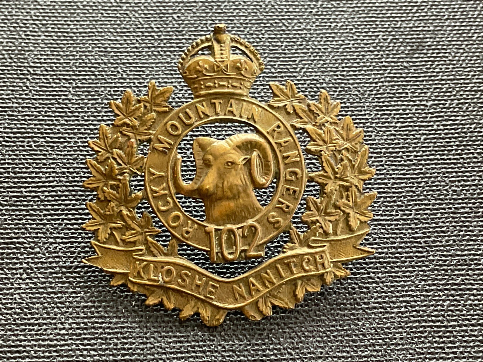 Gradia Militaria -  Canadian 102nd Rocky Mountain Rangers ( kloshe Manitch) cap badge.