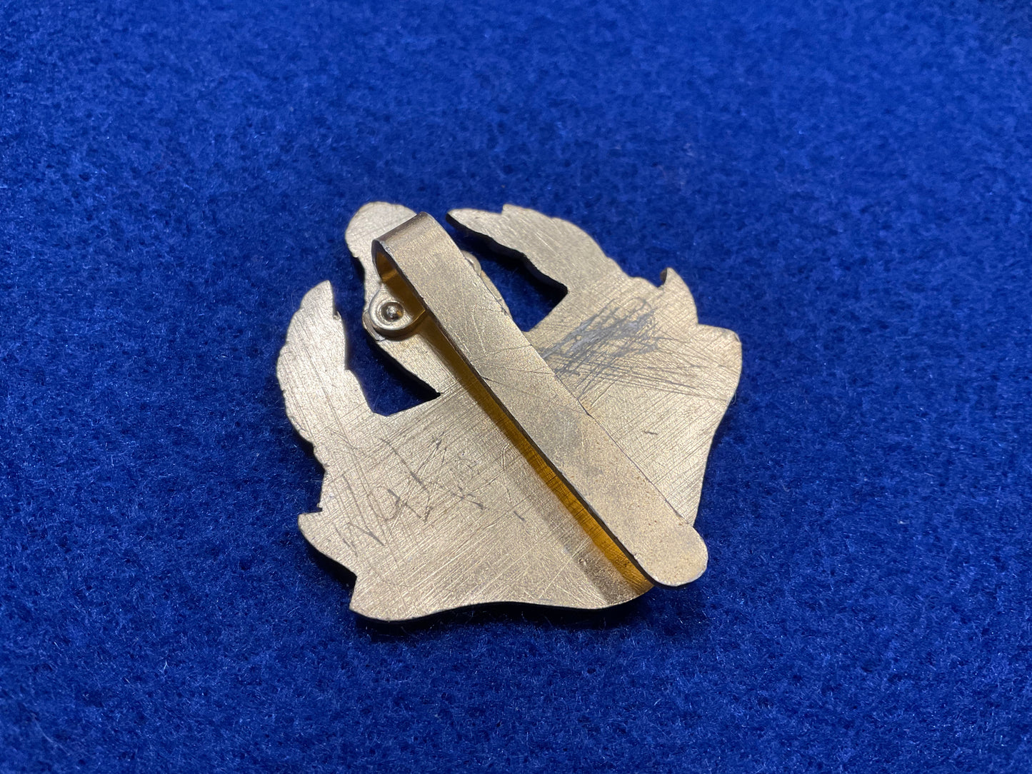 Dominica Defence Force anodised cap badge 1978-81)