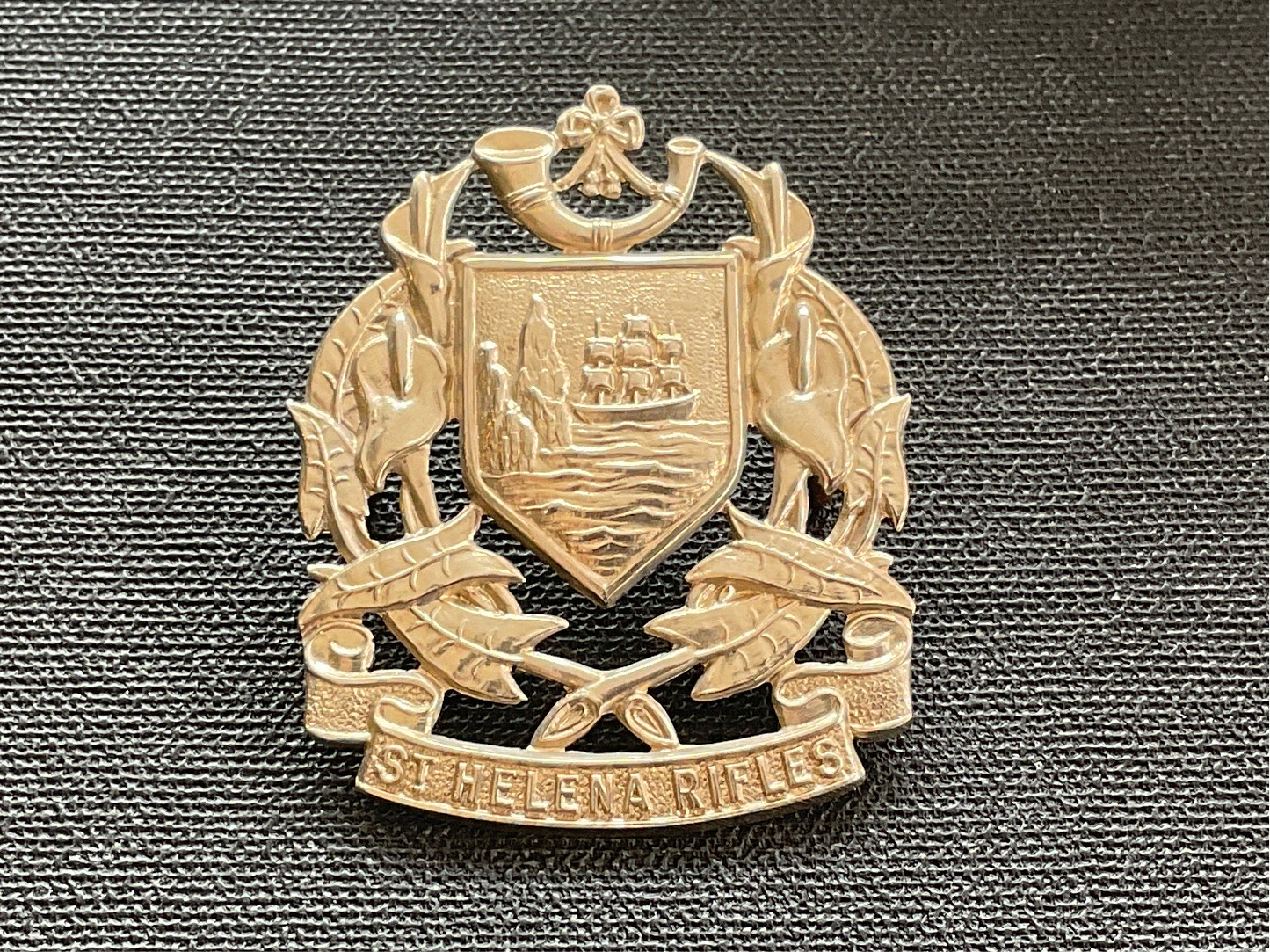Gradia Militaria -  WW1/2 St.Helena Rifles cap badge (1914-46)