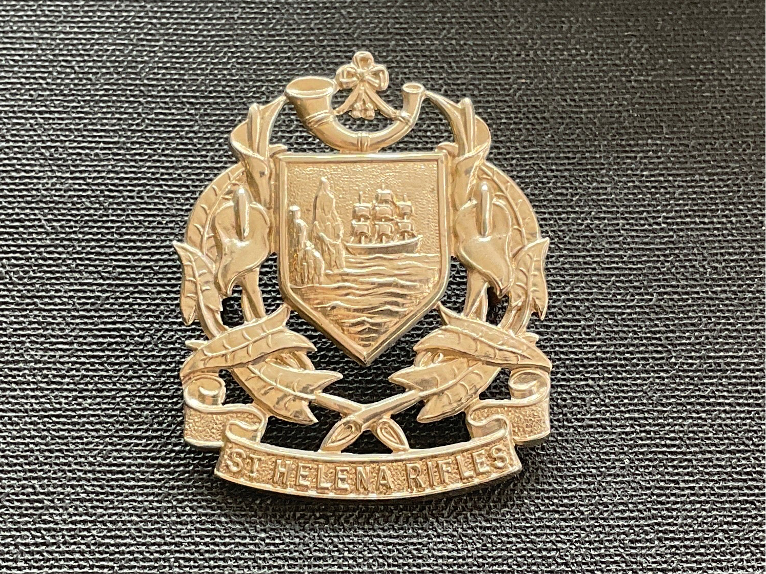 Gradia Militaria -  WW1/2 St.Helena Rifles cap badge (1914-46)
