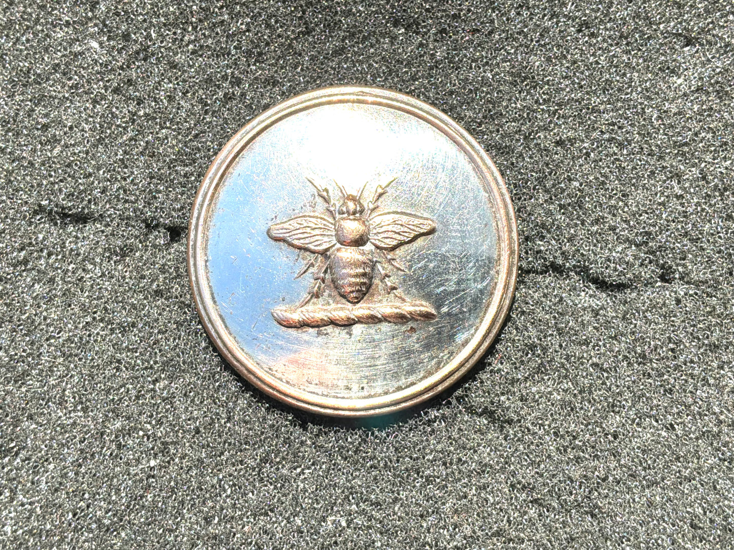 Central Bee, hunt/livery button