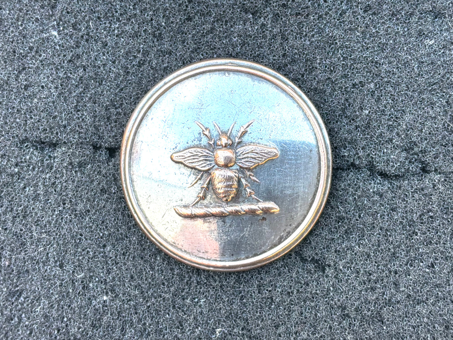 Central Bee, hunt/livery button