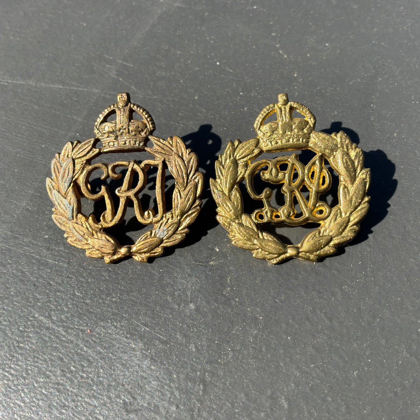 WW2 Indian army general service brass collar badge.