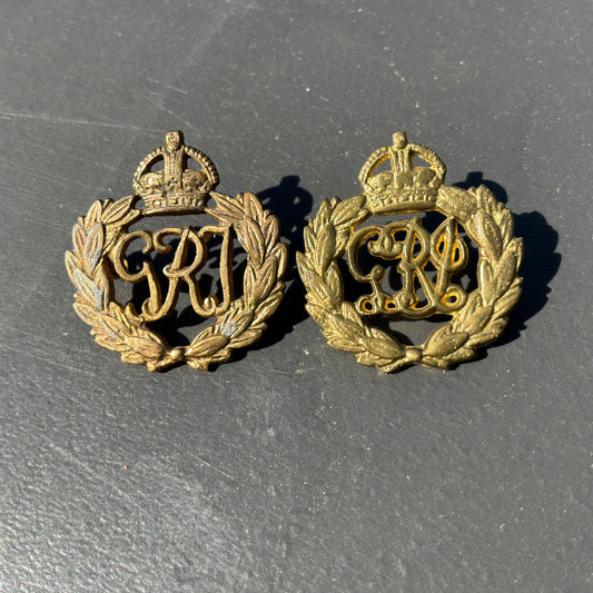 WW2 Indian army general service brass collar badge.
