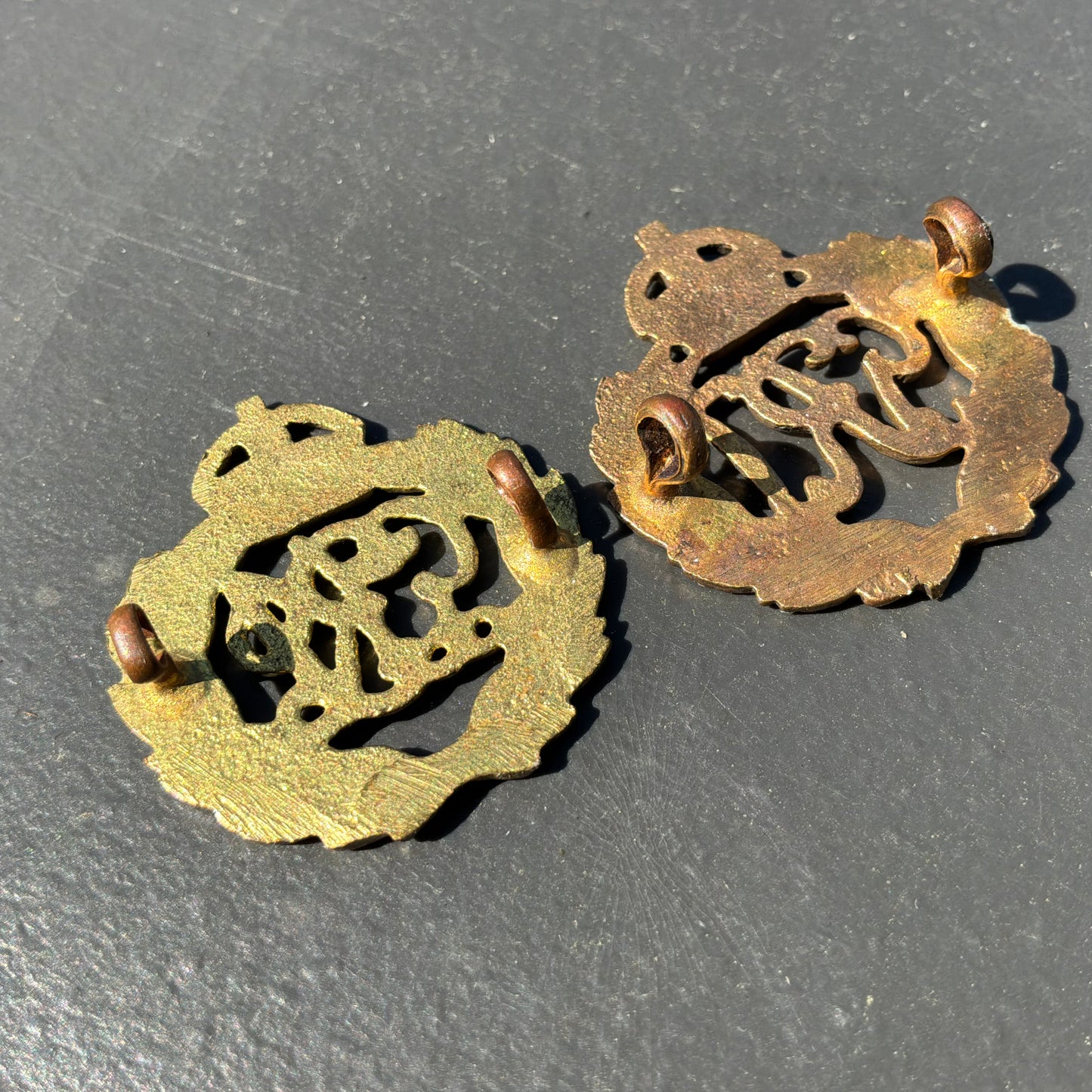 WW2 Indian army general service brass collar badge.