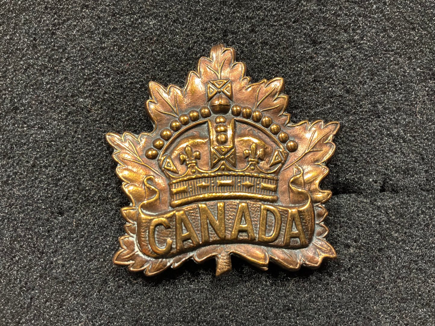 1914 dated Canadian General Service cap badge by ELLIS