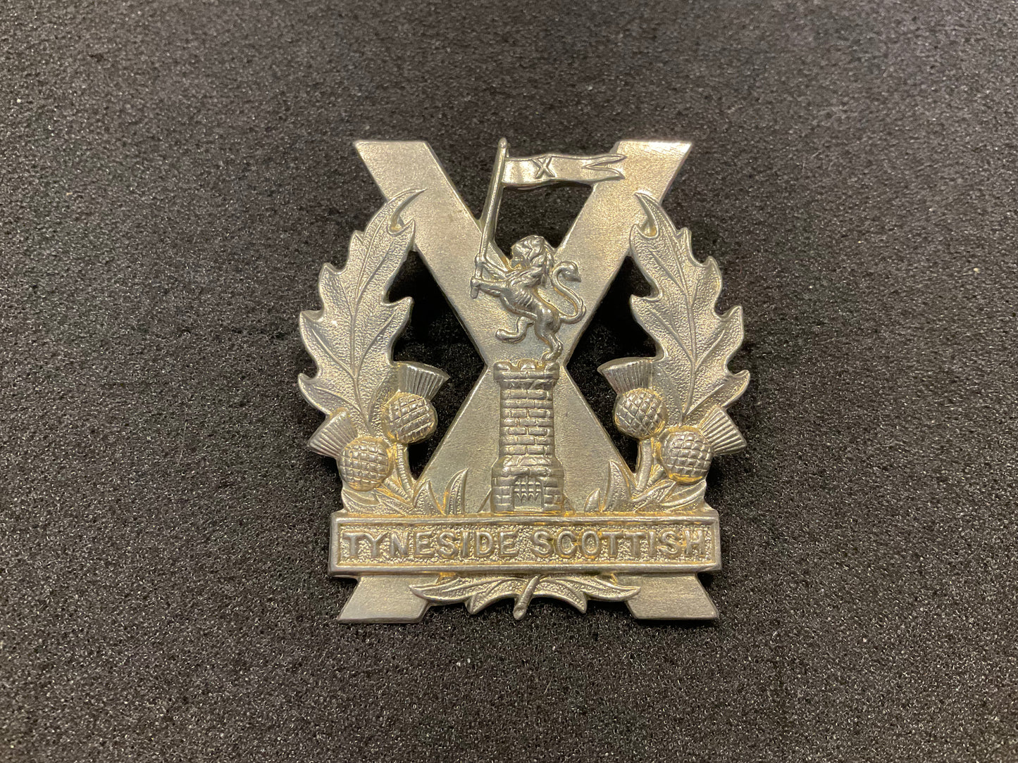 WW1 Tyneside Scottish glengarry badge, right leg raised.