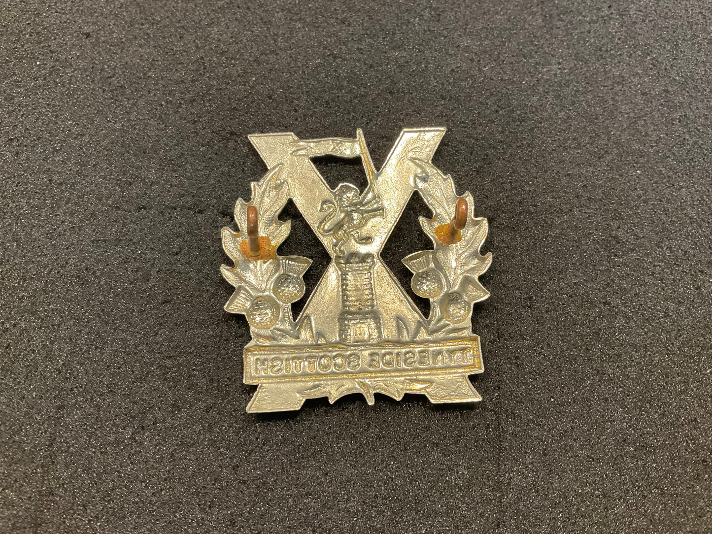 WW1 Tyneside Scottish glengarry badge, right leg raised.