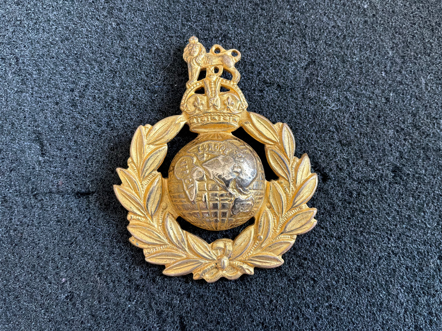 WW2 Royal Marines senior NCOs gilded brass cap/beret badge.