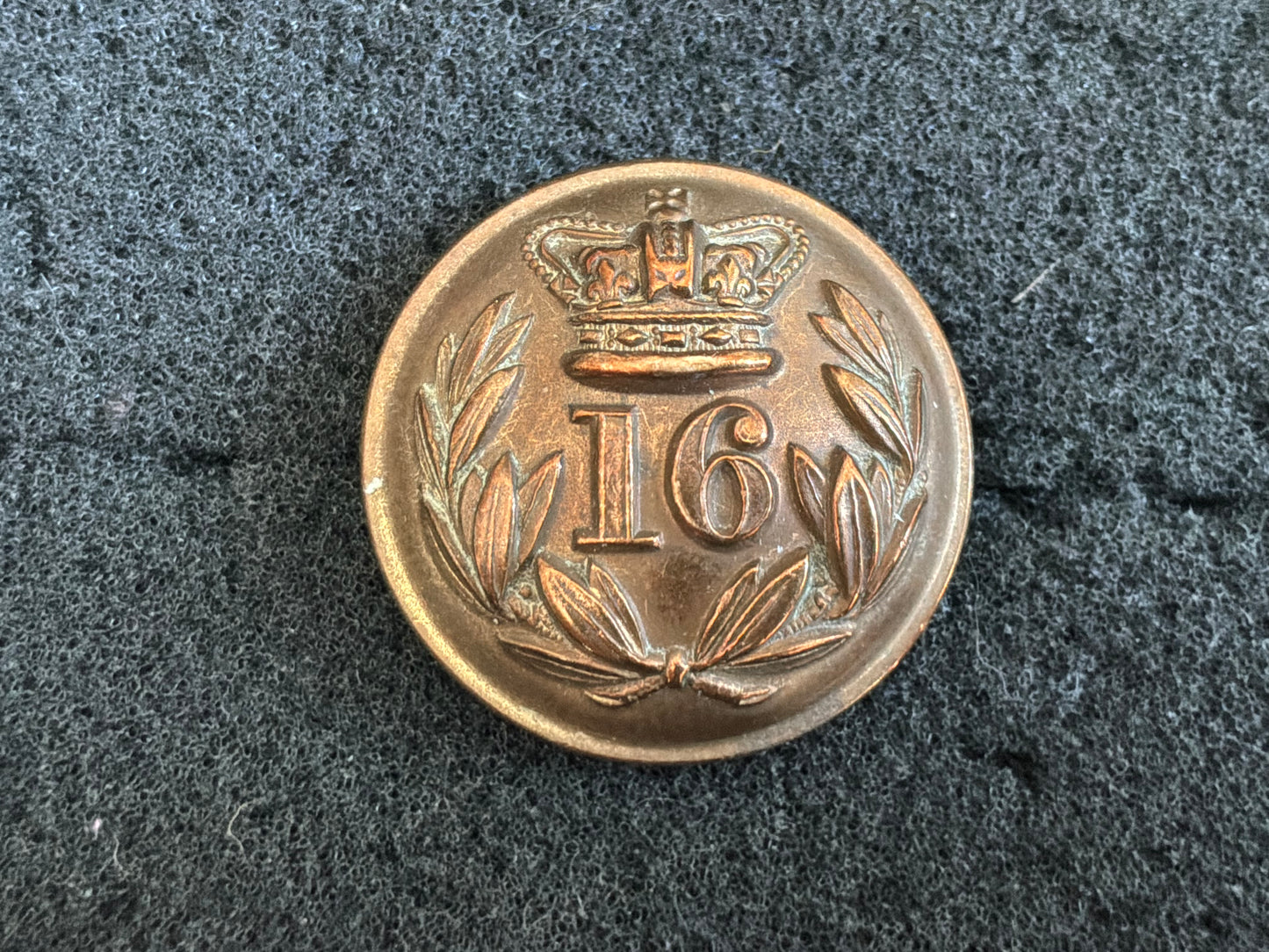 16th (Bedfordshire ) Regiment of foot large 25mm button.