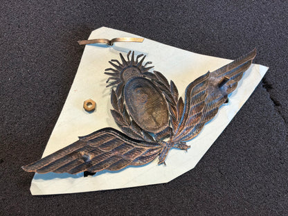 1980s Argentinian Air Force cap badge