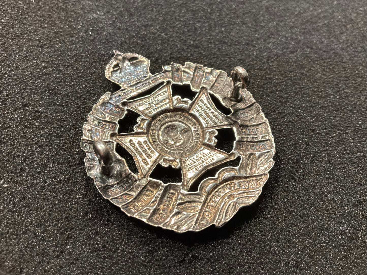 WW2 Tower Hamlets Rifles Officers/NCOs silver plated cap badge.