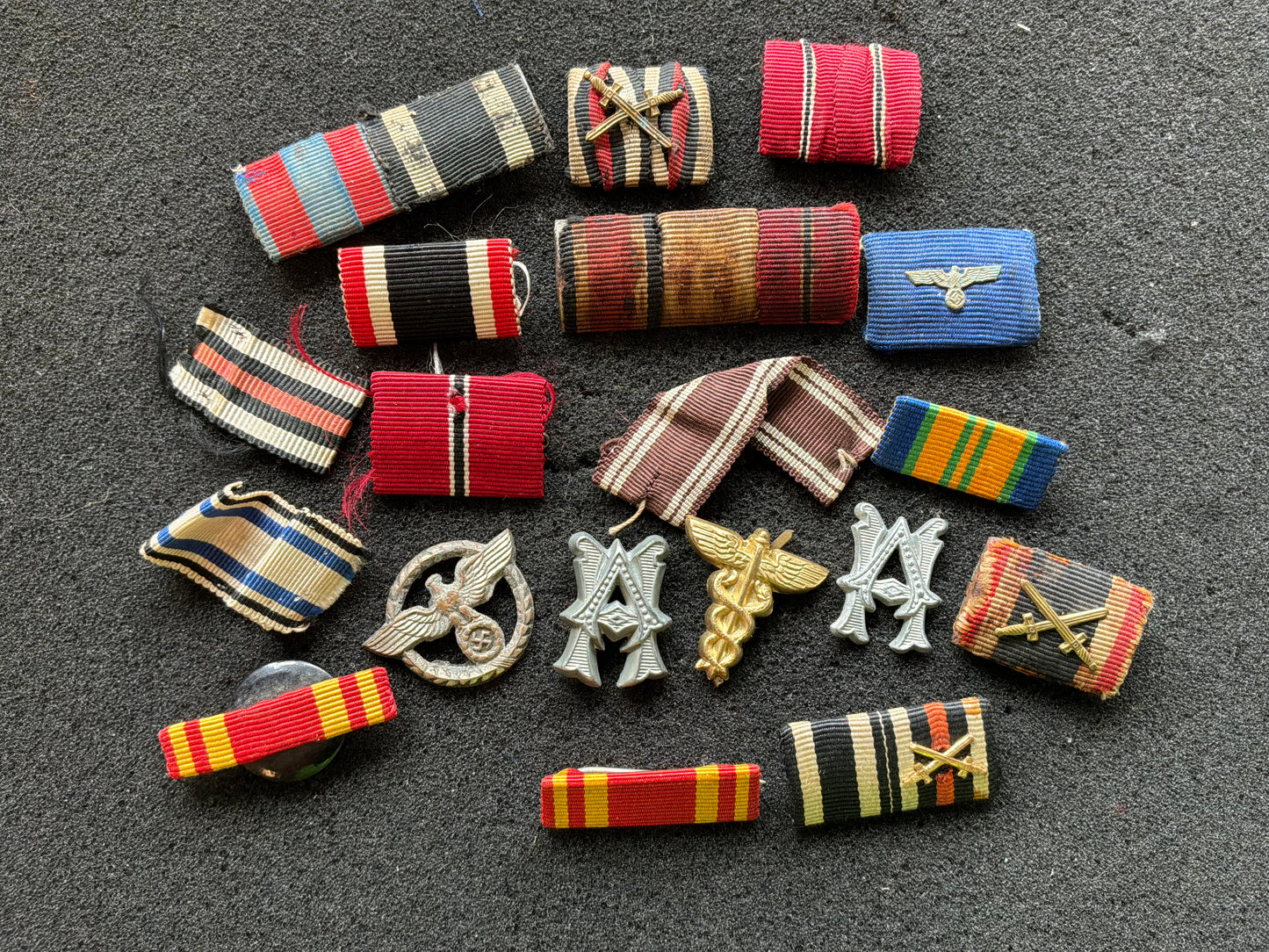 WW1/2 German medal bars, ribbon & shoulder letters.