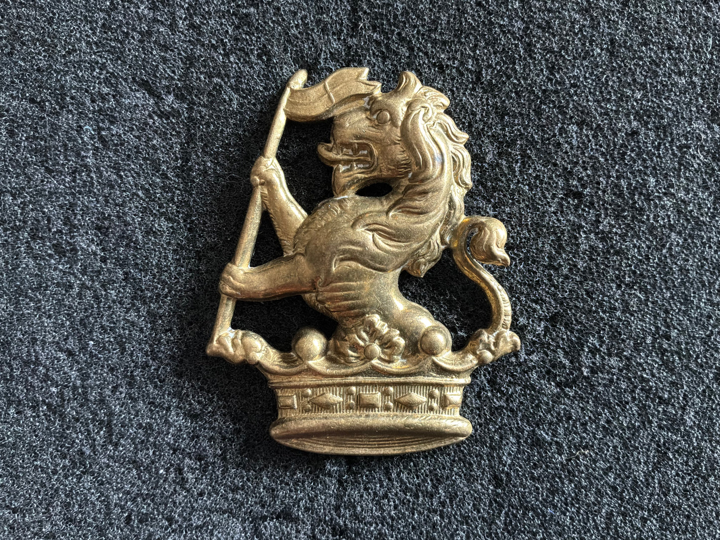 WW1 N.Z 1st Wellington Rifles cap badge by Gaunt