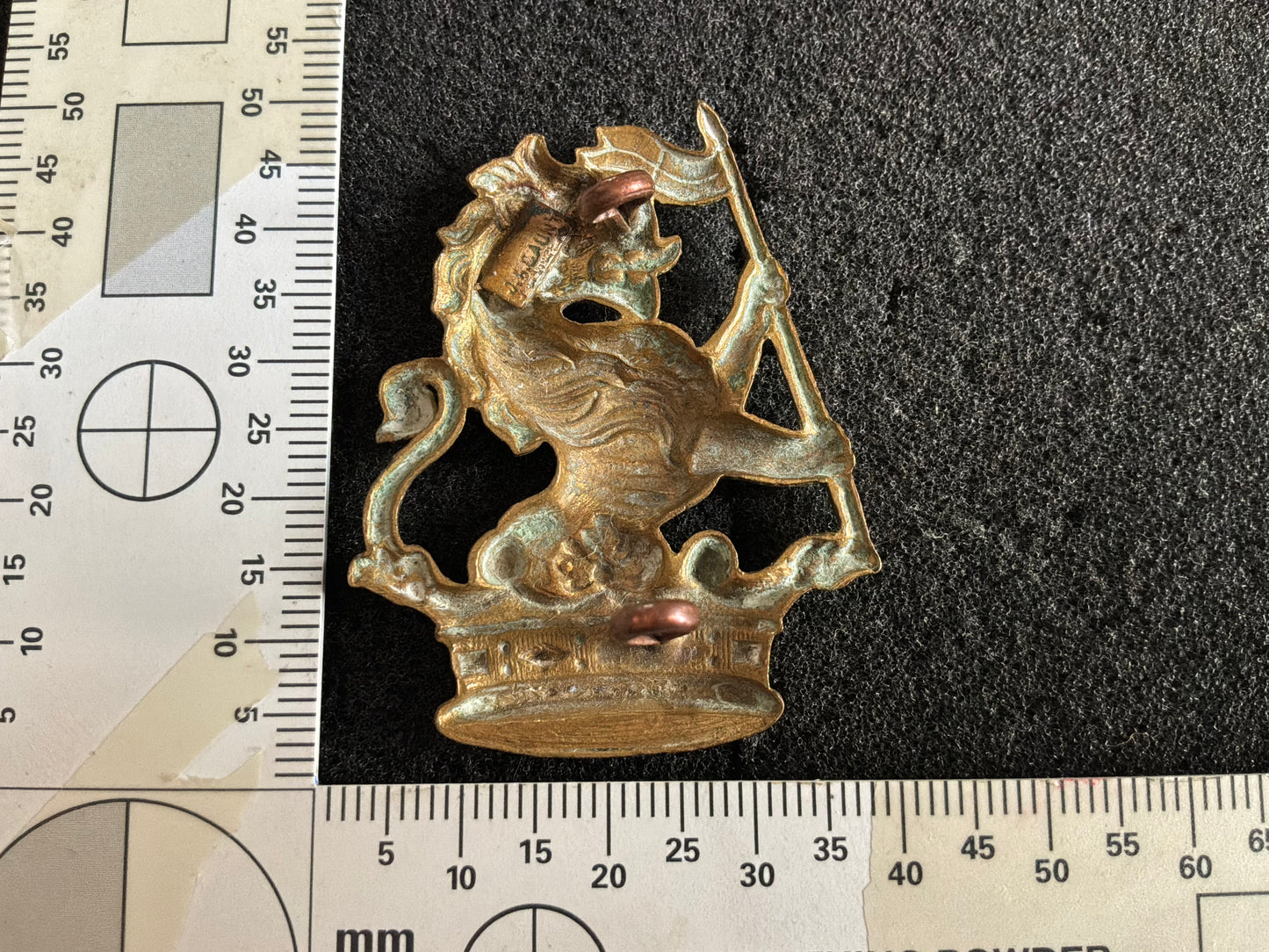 WW1 N.Z 1st Wellington Rifles cap badge by Gaunt
