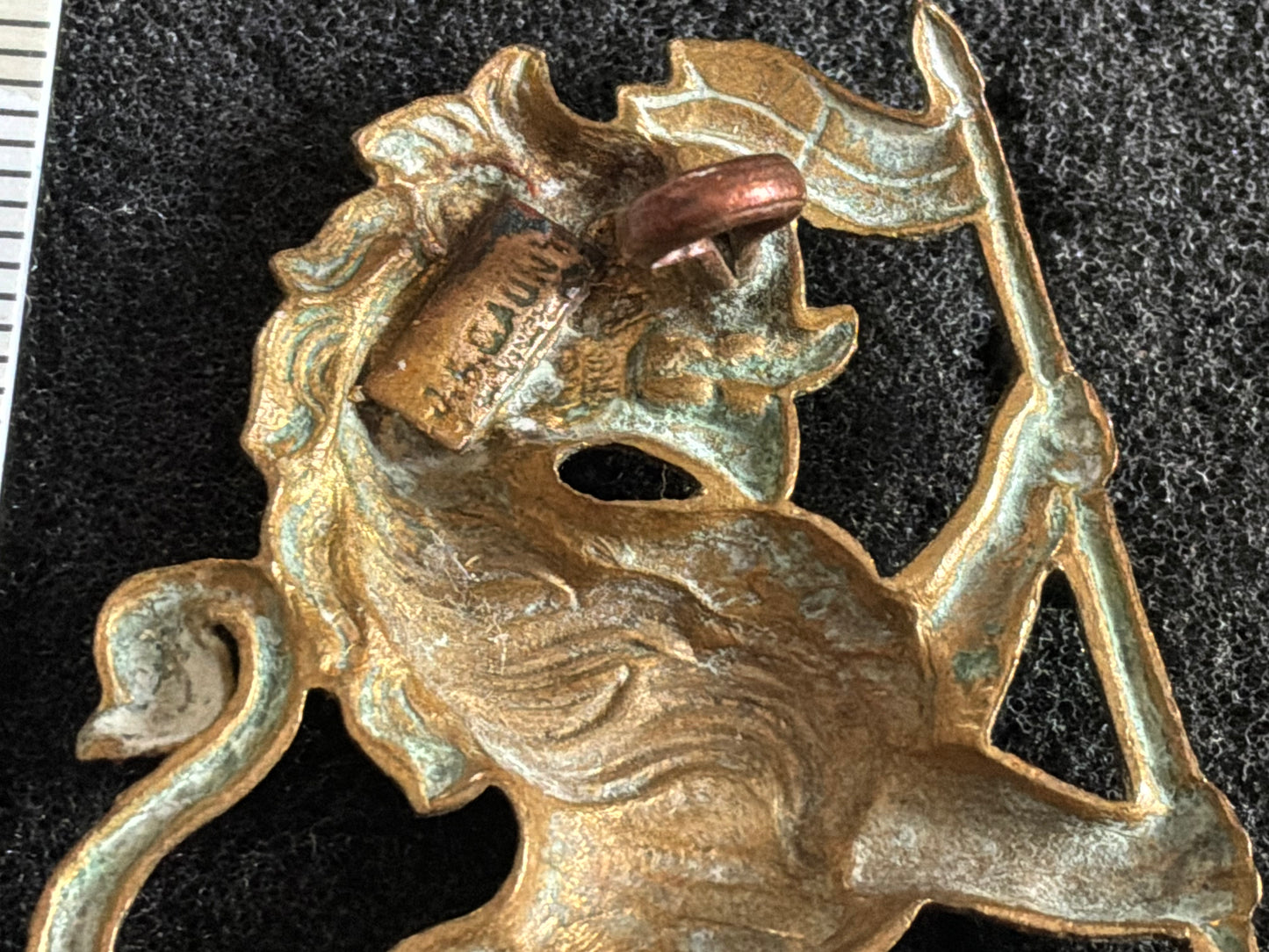 WW1 N.Z 1st Wellington Rifles cap badge by Gaunt