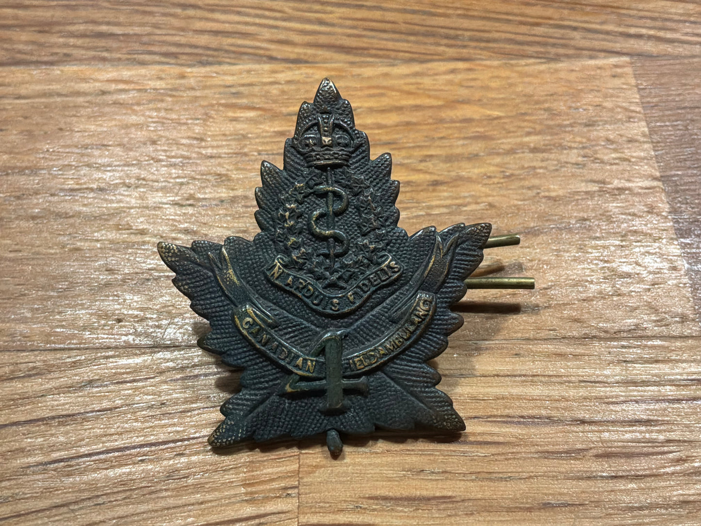 WW1 CEF 4th Canadian Field Ambulance collar badge.