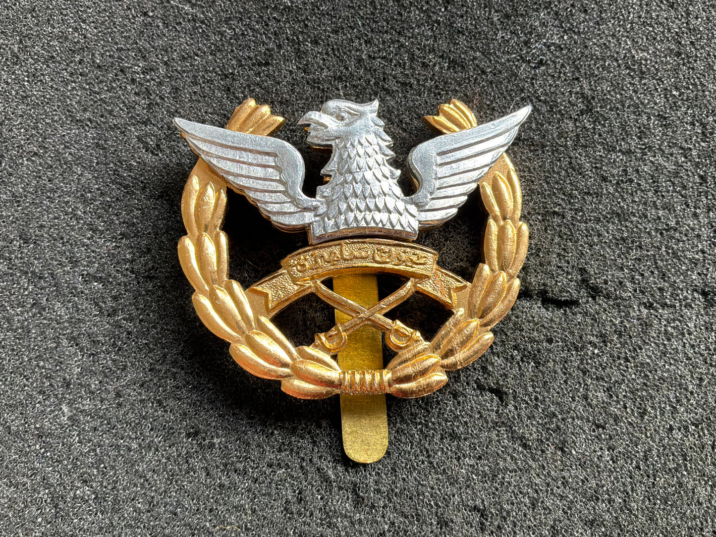 Arabic, middle Eastern, military Or Air Force cap badge.