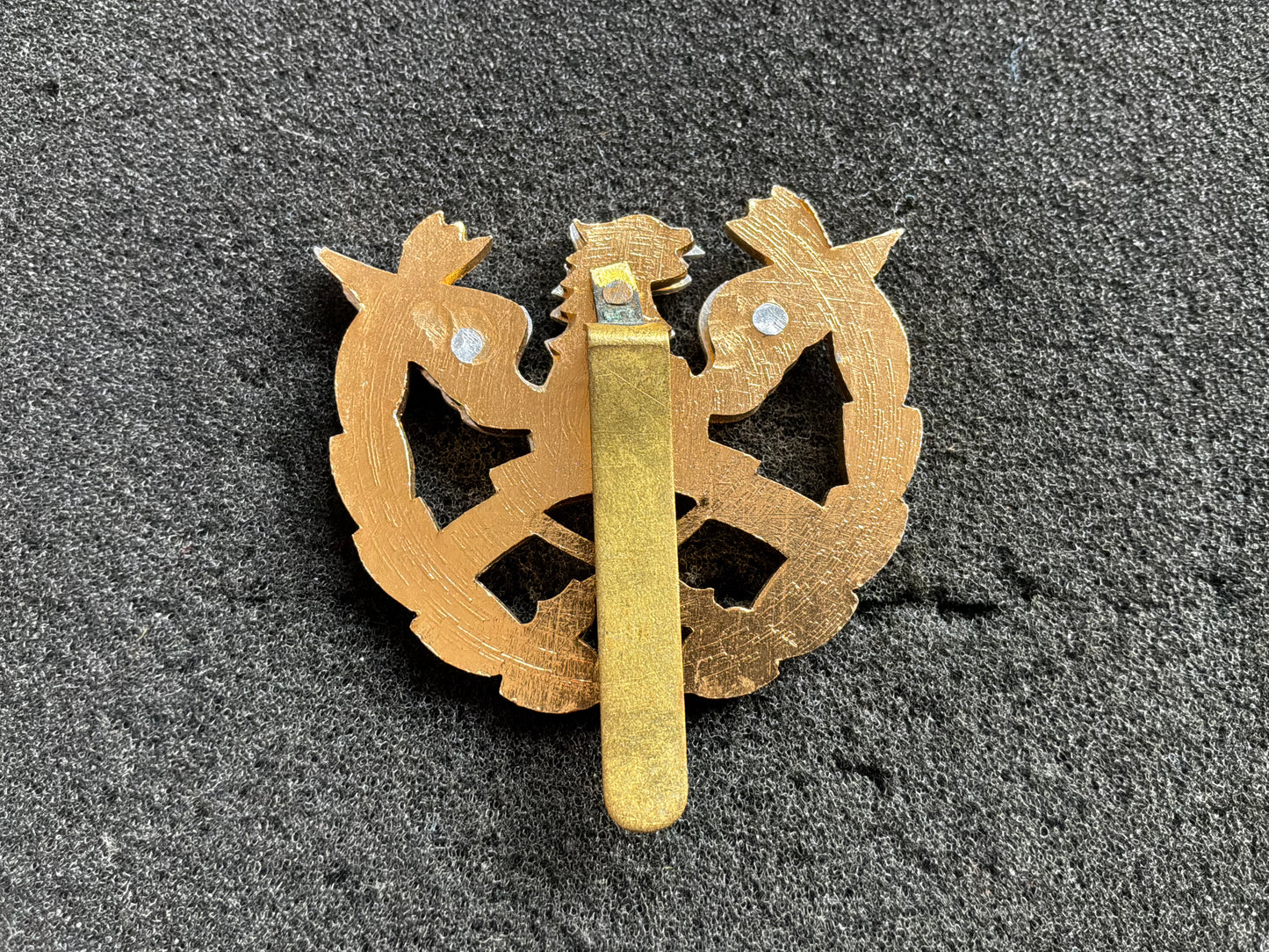 Arabic, middle Eastern, military Or Air Force cap badge.