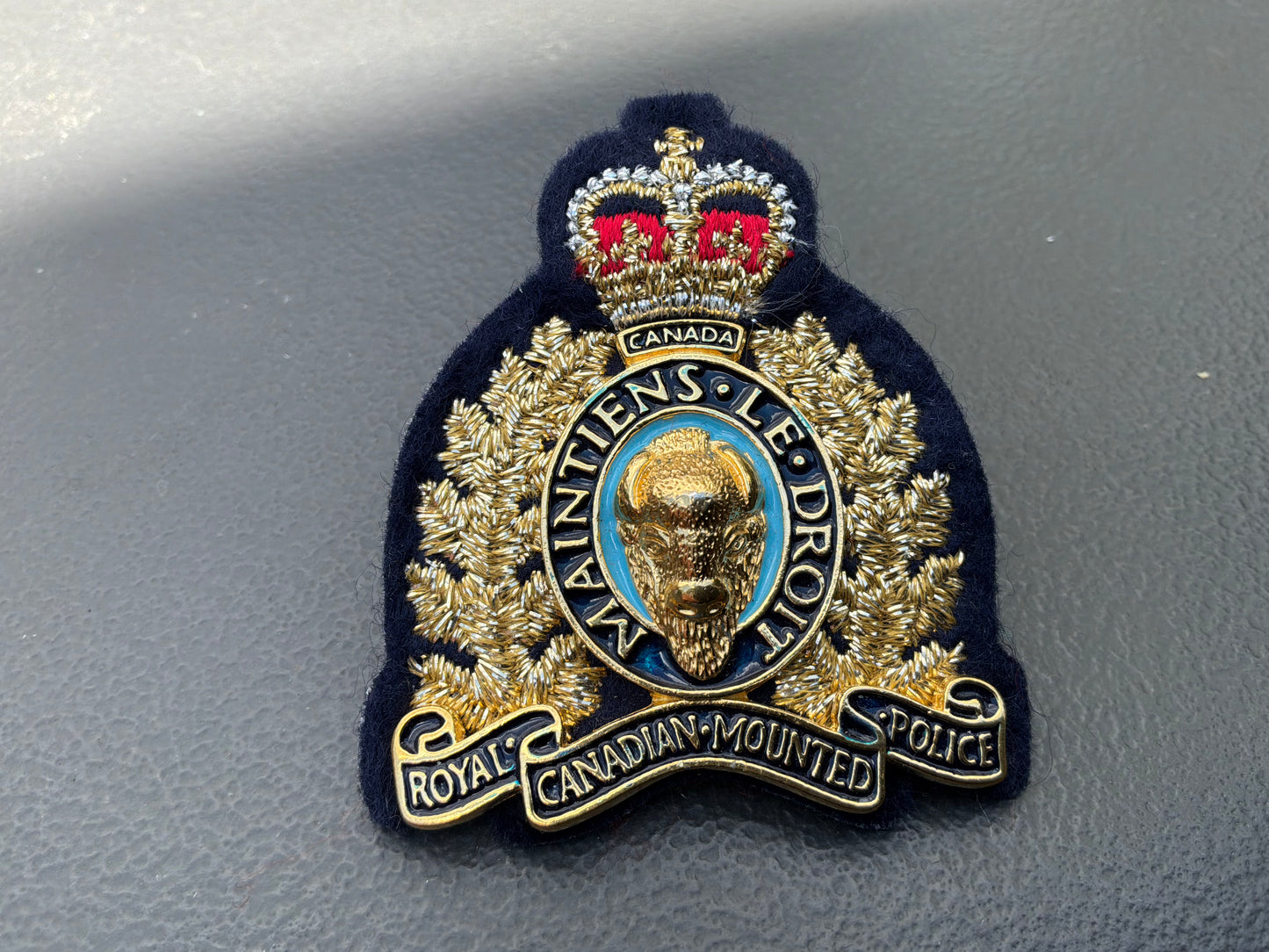 Post 1983 R.C.M.P Officers rank cap badge.