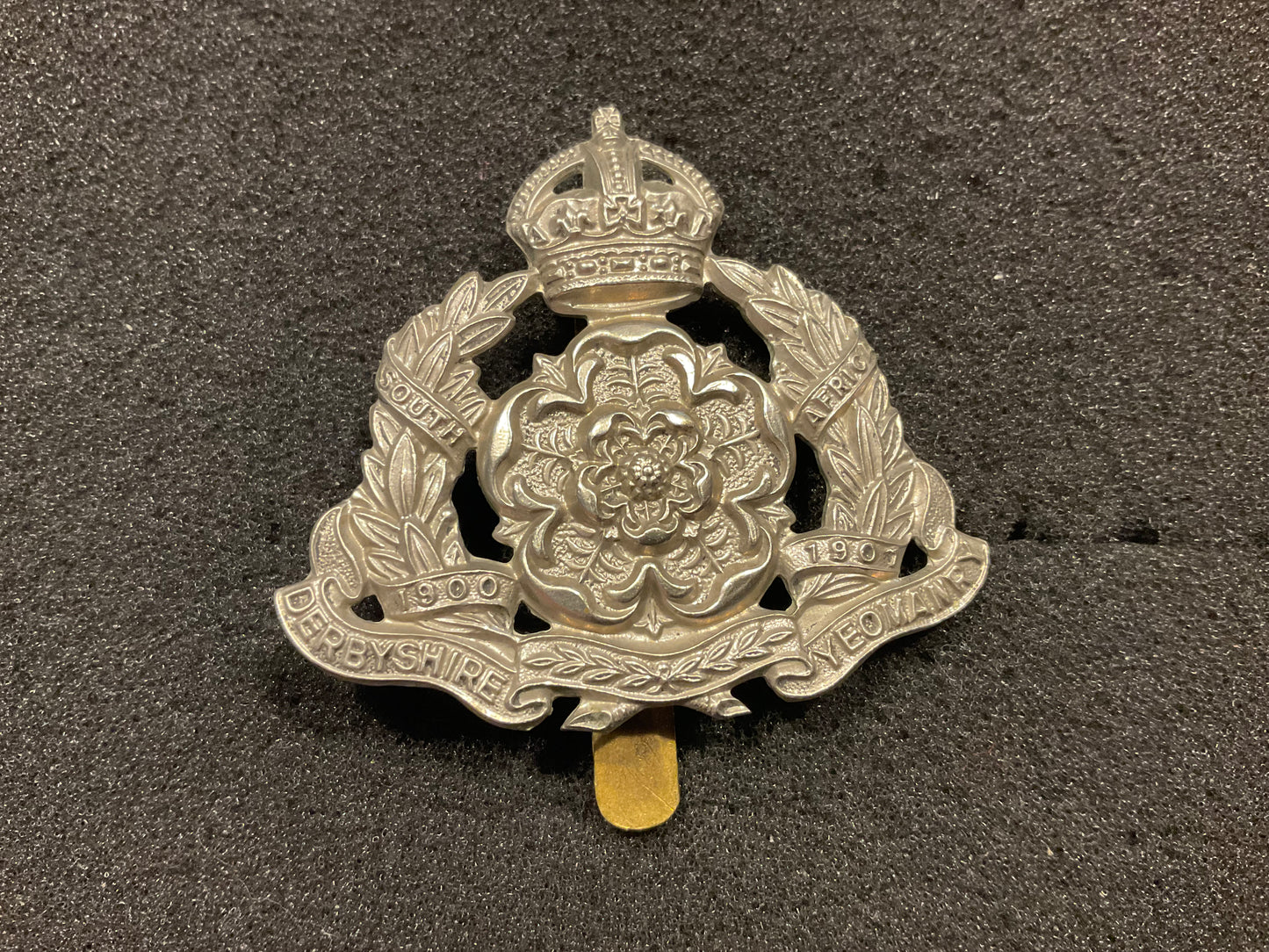 Derbyshire Yeomanry white metal cap badge.