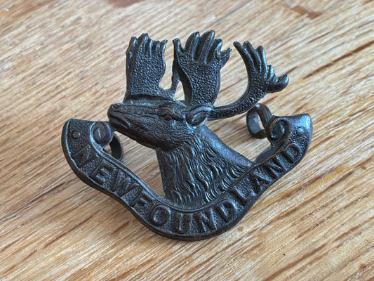 WW1 Newfoundland Regiment dark bronzed cap badge (long rear loops)