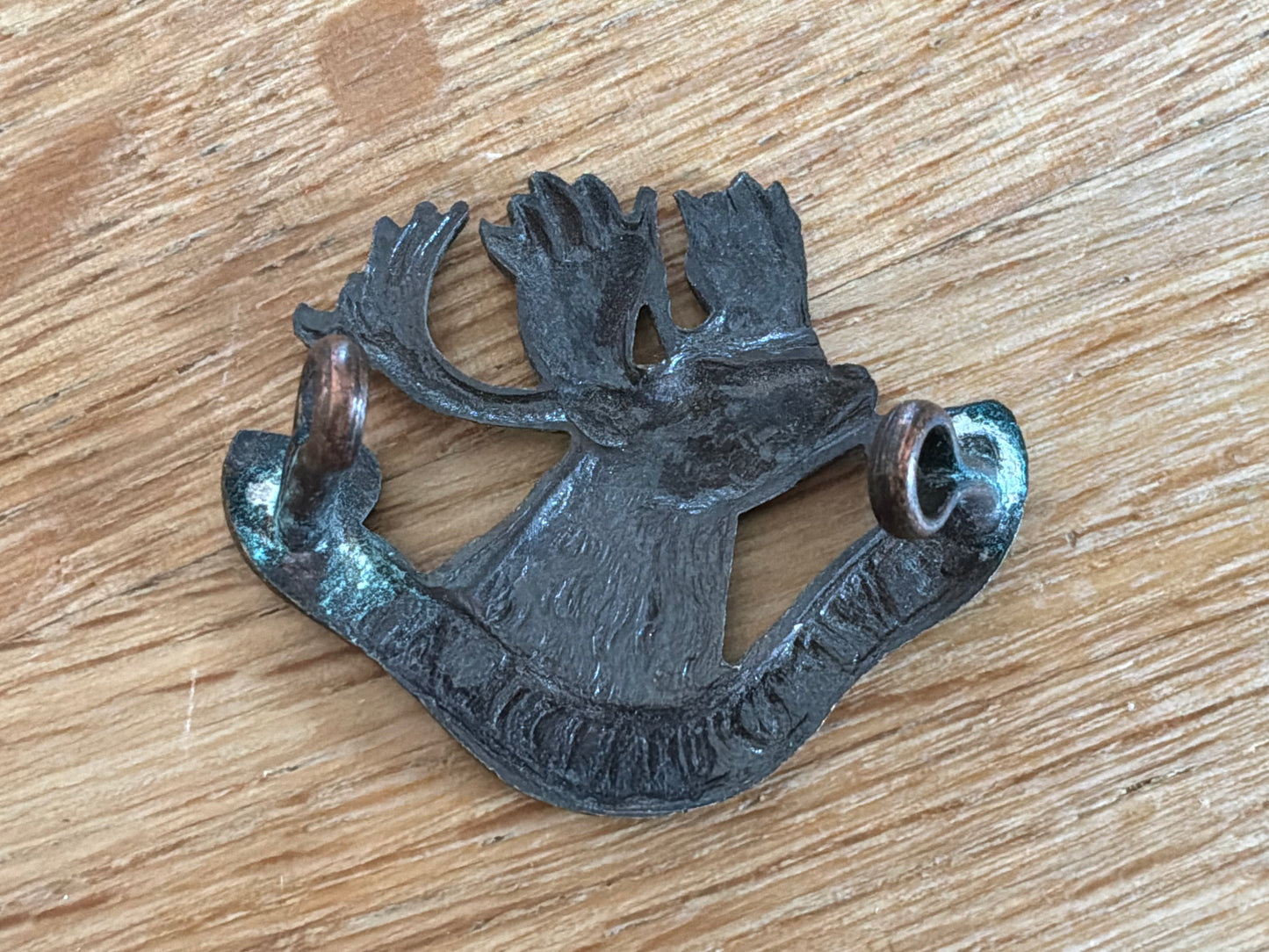 WW1 Newfoundland Regiment dark bronzed cap badge (long rear loops)