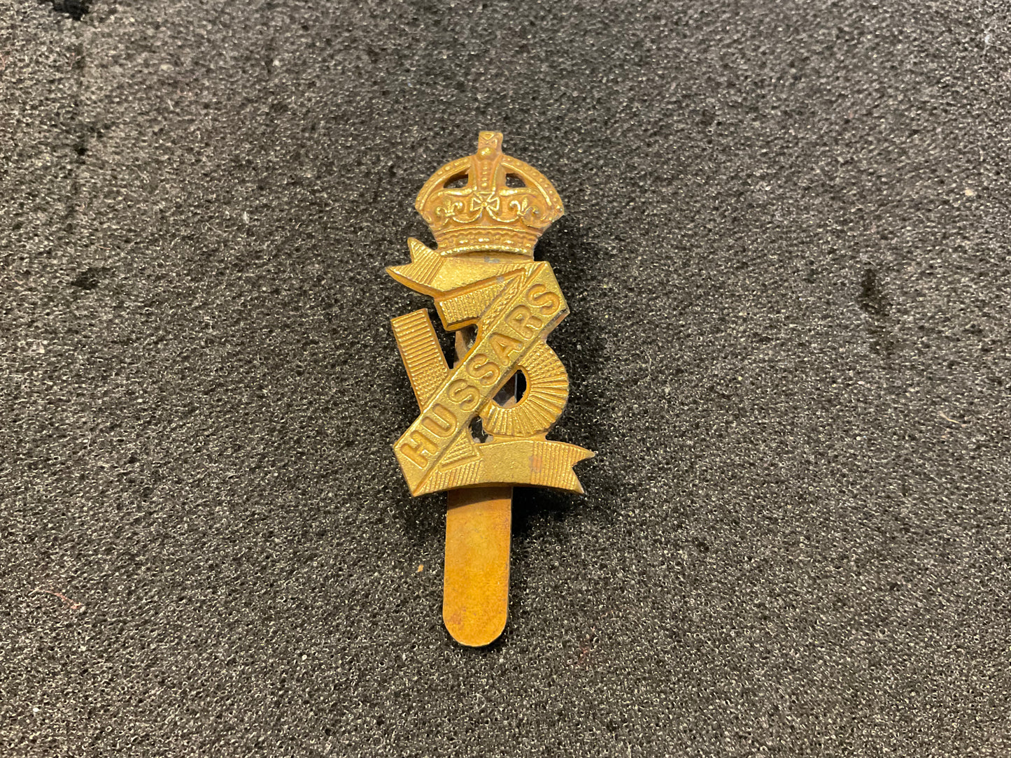 13th Hussars other ranks cap badge, long rear slider.