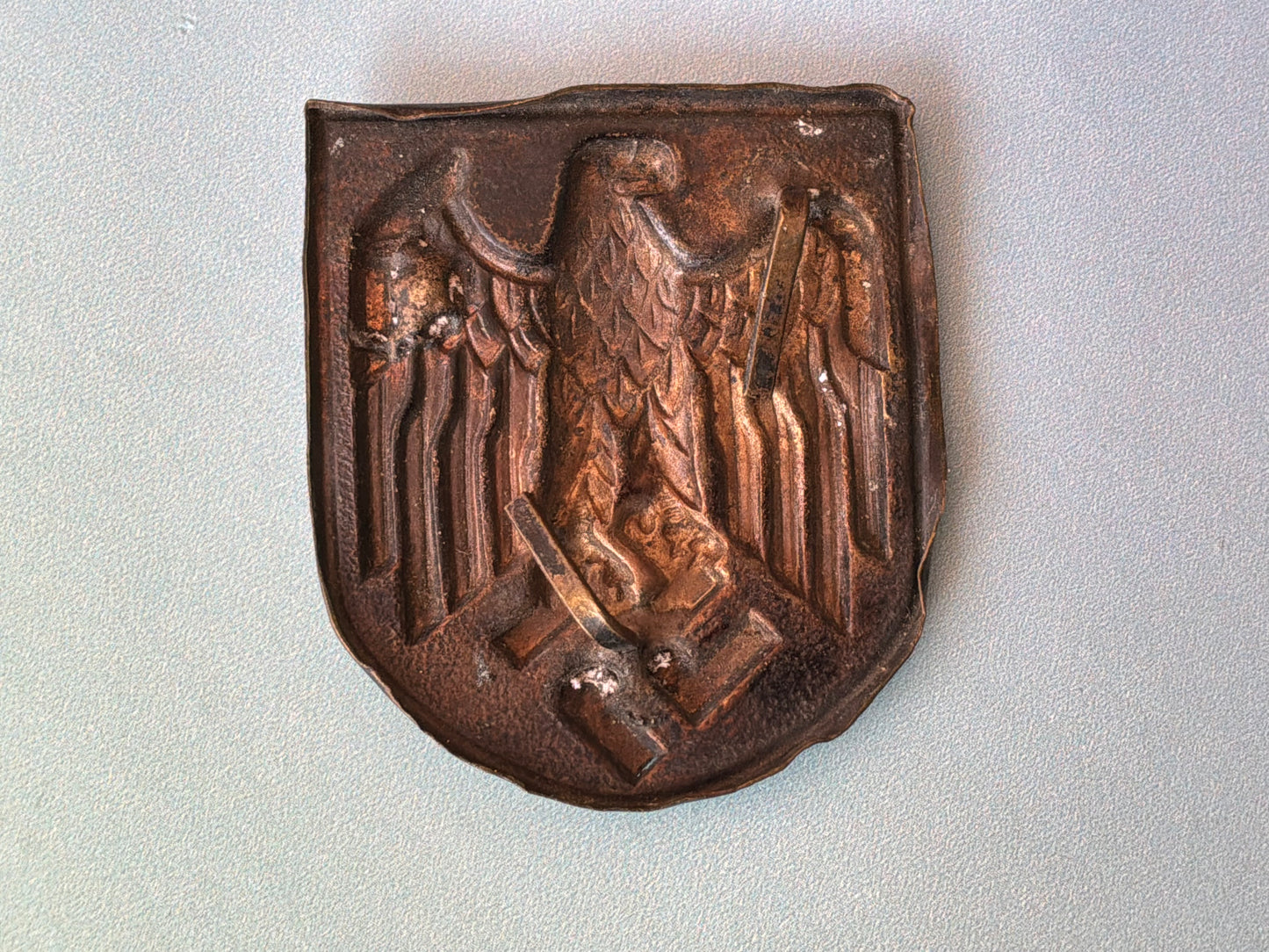 WW2 KRIEGSMARINE PITH HELMET SHIELD