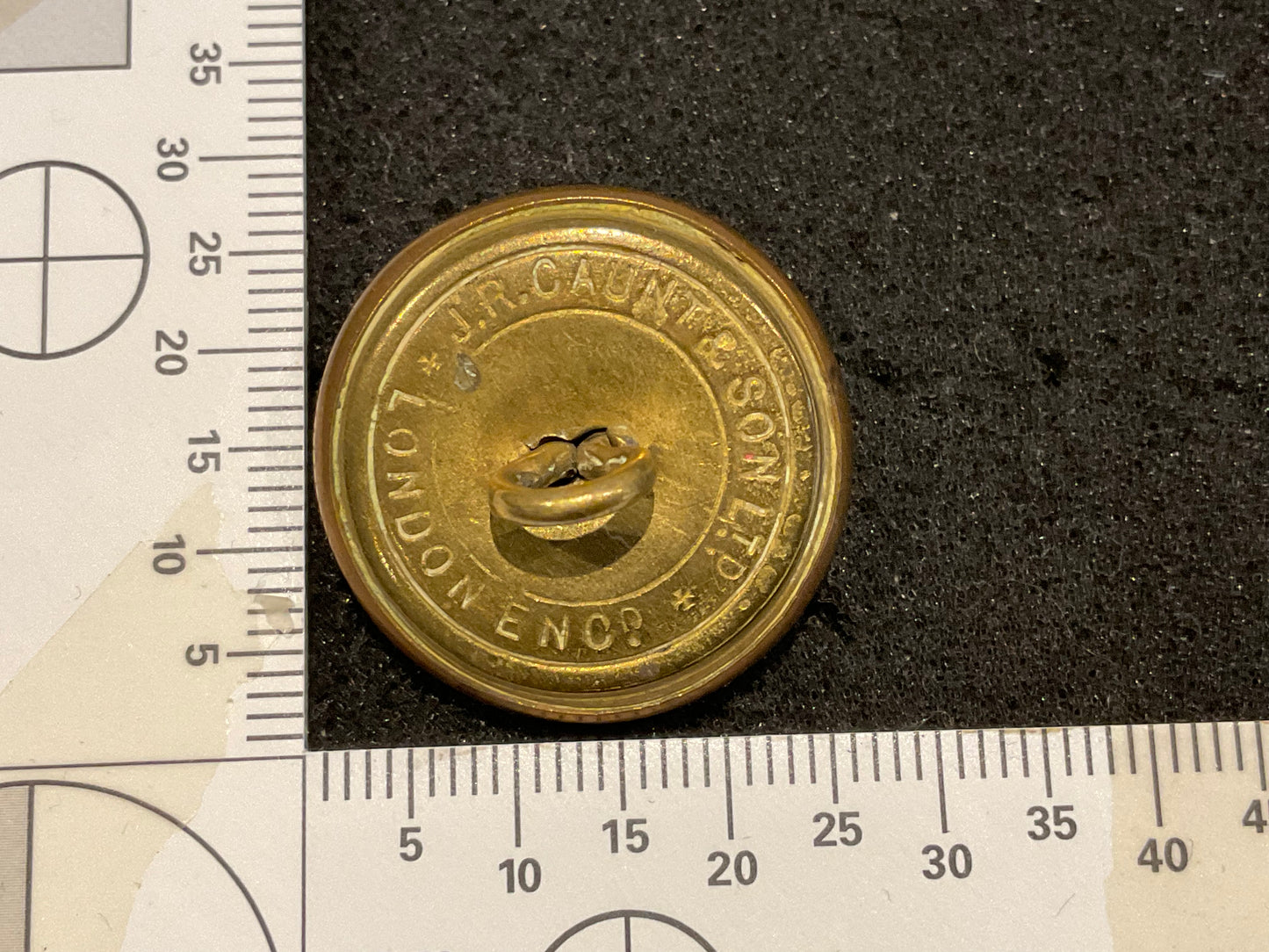 WW1 Machine Gun Corps large button by Gaunt & Son.